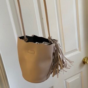 Mini nude bucket bag